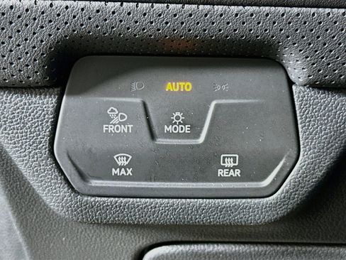 Used 2025 Volkswagen Atlas SE FWD image 17