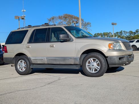 Used 2005 Ford Expedition XLT image 2