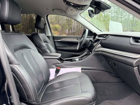 Used 2023 Jeep Grand Cherokee Limited w/ Black Appearance Package image 14