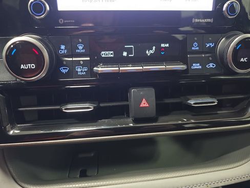 Used 2021 Toyota Highlander L image 22