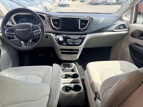 Used 2017 Chrysler Pacifica Touring FWD image 8