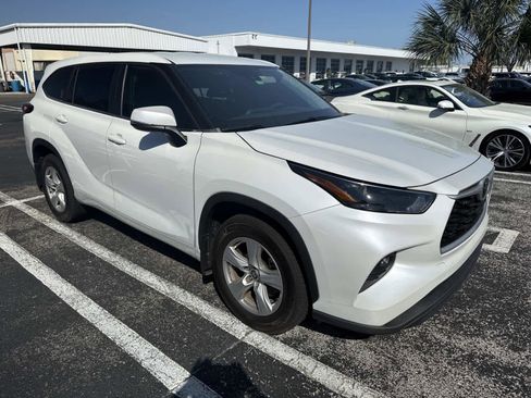 Used 2023 Toyota Highlander LE image 1