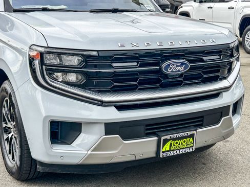 Used 2025 Ford Expedition Platinum AWD/4WD image 5