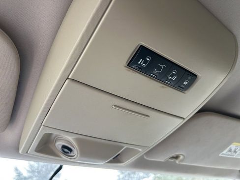 Used 2014 Chrysler Town & Country Touring image 34