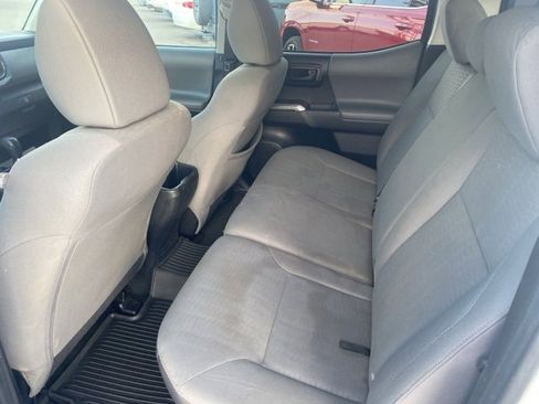 Used 2018 Toyota Tacoma 4D Double Cab image 11