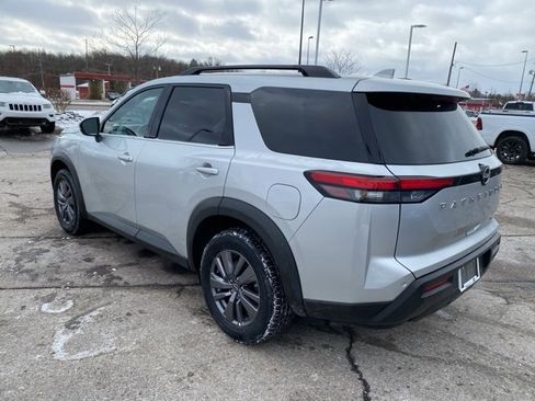 Used 2024 Nissan Pathfinder SV image 8