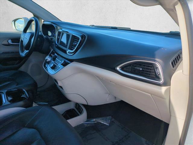 Used 2020 Chrysler Pacifica Touring-L FWD image 21