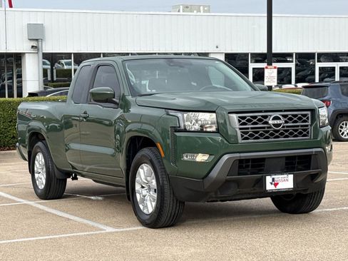 Used 2022 Nissan Frontier SV image 2