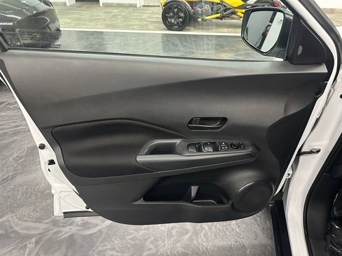 Used 2022 Nissan Kicks S image 9