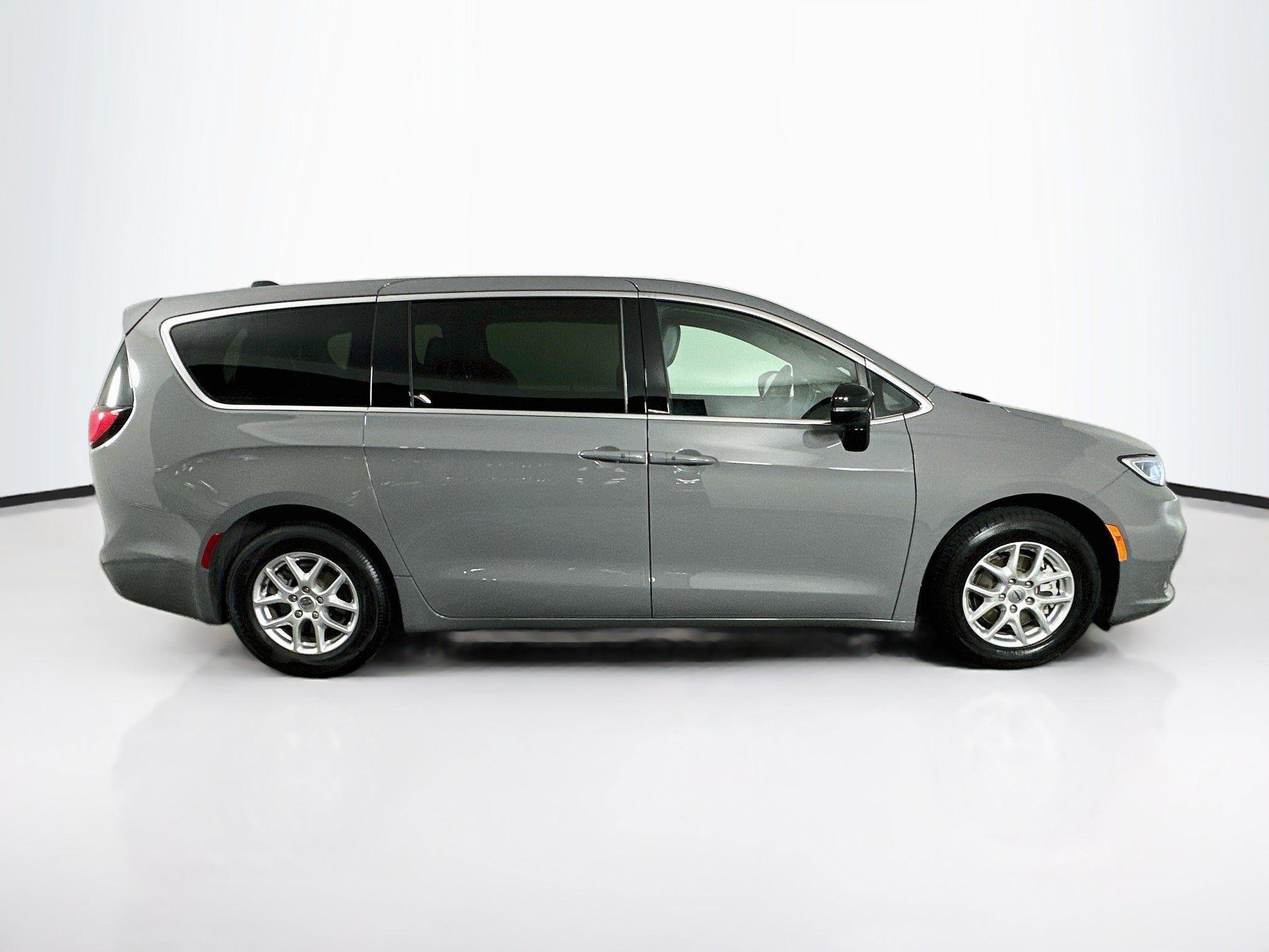 Used 2025 Chrysler Pacifica Select FWD image 10