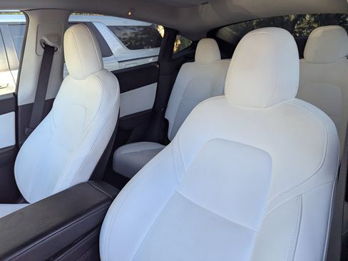 Used 2021 Tesla Model Y Long Range image 10