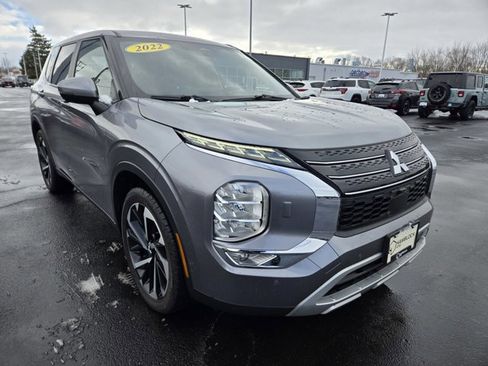 Used 2022 Mitsubishi Outlander SE image 1