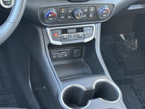 Used 2023 GMC Terrain SLT image 4