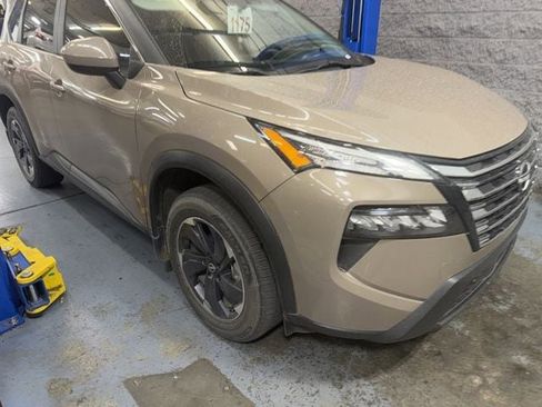 Used 2024 Nissan Rogue SV image 5