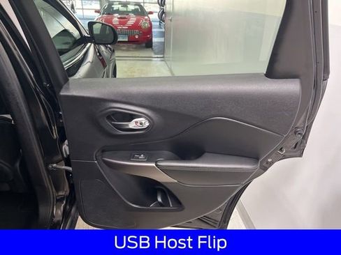 Used 2019 Jeep Cherokee Limited image 27