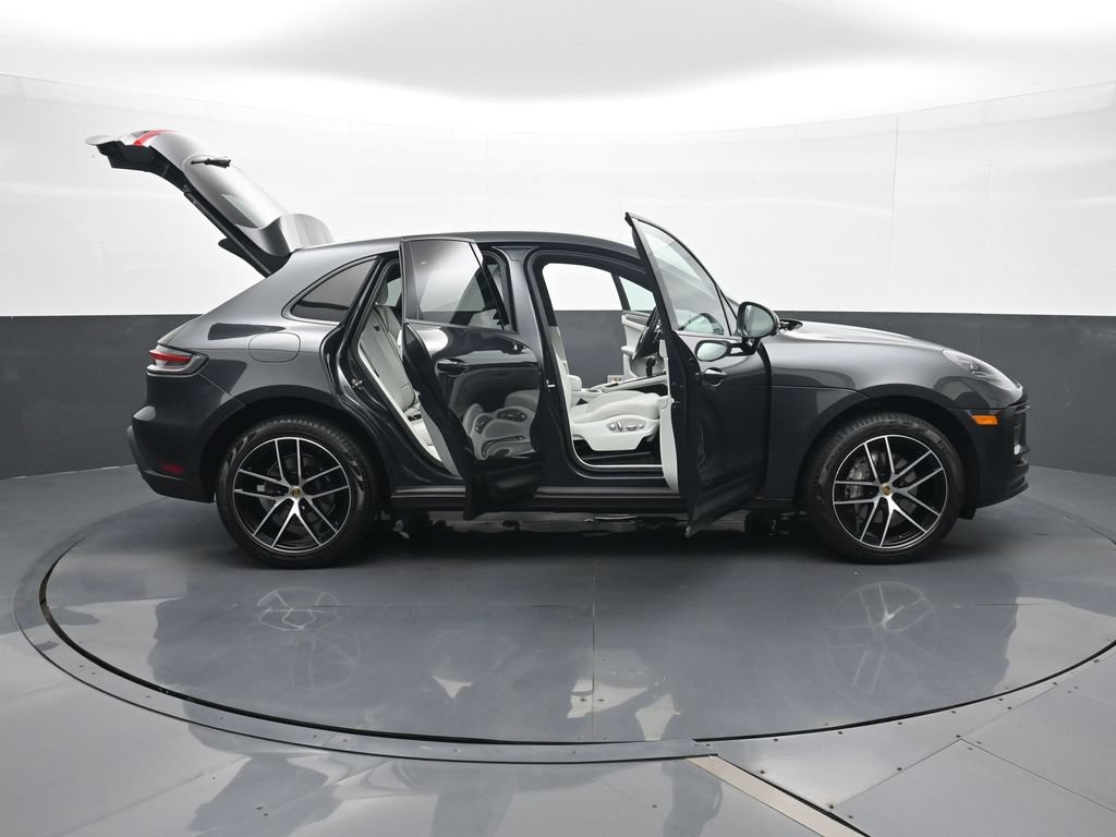 Certified 2023 Porsche Macan AWD/4WD image 33