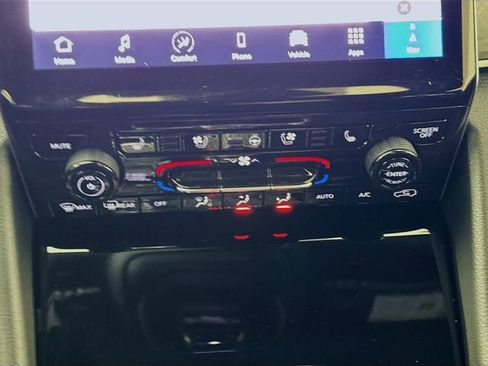 Used 2025 Jeep Grand Cherokee Limited w/ Luxury Tech Group II image 16