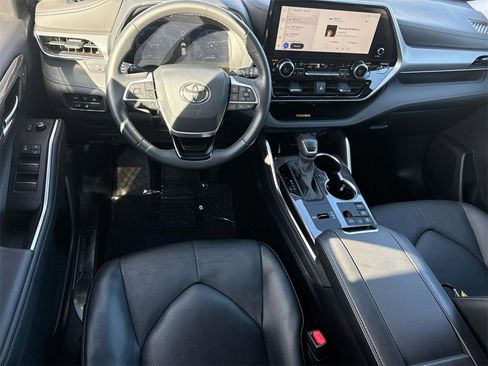 Used 2024 Toyota Highlander Platinum image 10