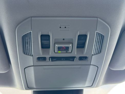 Used 2020 Toyota Highlander XLE image 28