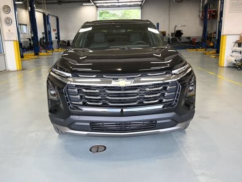 New 2026 Chevrolet Equinox LT w/ Convenience Package II FWD image 2