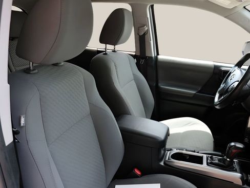 Used 2020 Toyota Tacoma SR5 RWD image 20