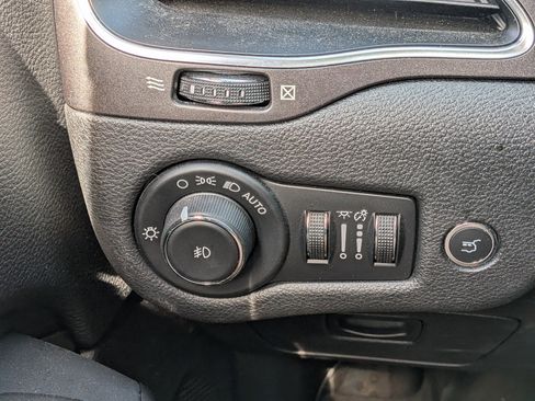 Used 2020 Jeep Cherokee Trailhawk AWD/4WD image 22