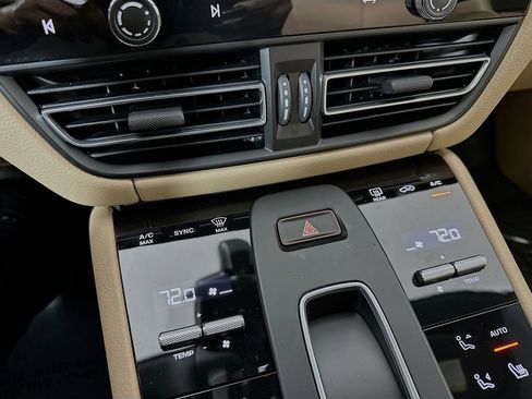 Certified 2026 Porsche Macan AWD/4WD image 18