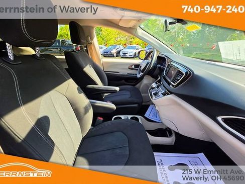 Used 2022 Chrysler Voyager LX FWD image 27