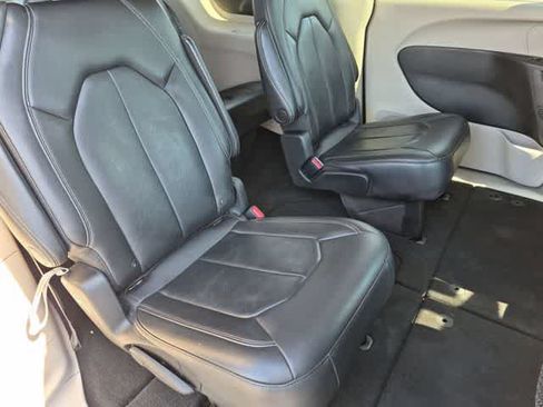 Certified 2022 Chrysler Pacifica Touring-L FWD image 21