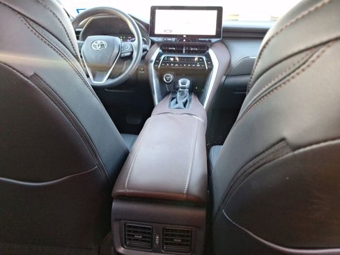 Used 2023 Toyota Venza Limited image 32