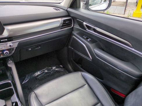 Certified 2025 Kia Telluride S FWD image 16