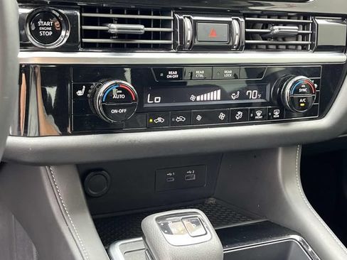 Used 2025 Nissan Pathfinder SV AWD/4WD image 32