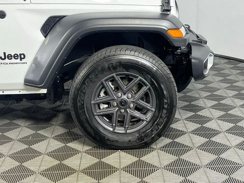Used 2025 Jeep Gladiator Sport image 12