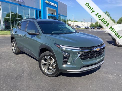 Used 2025 Chevrolet Trax LT w/ Driver Confidence Package FWD image 1