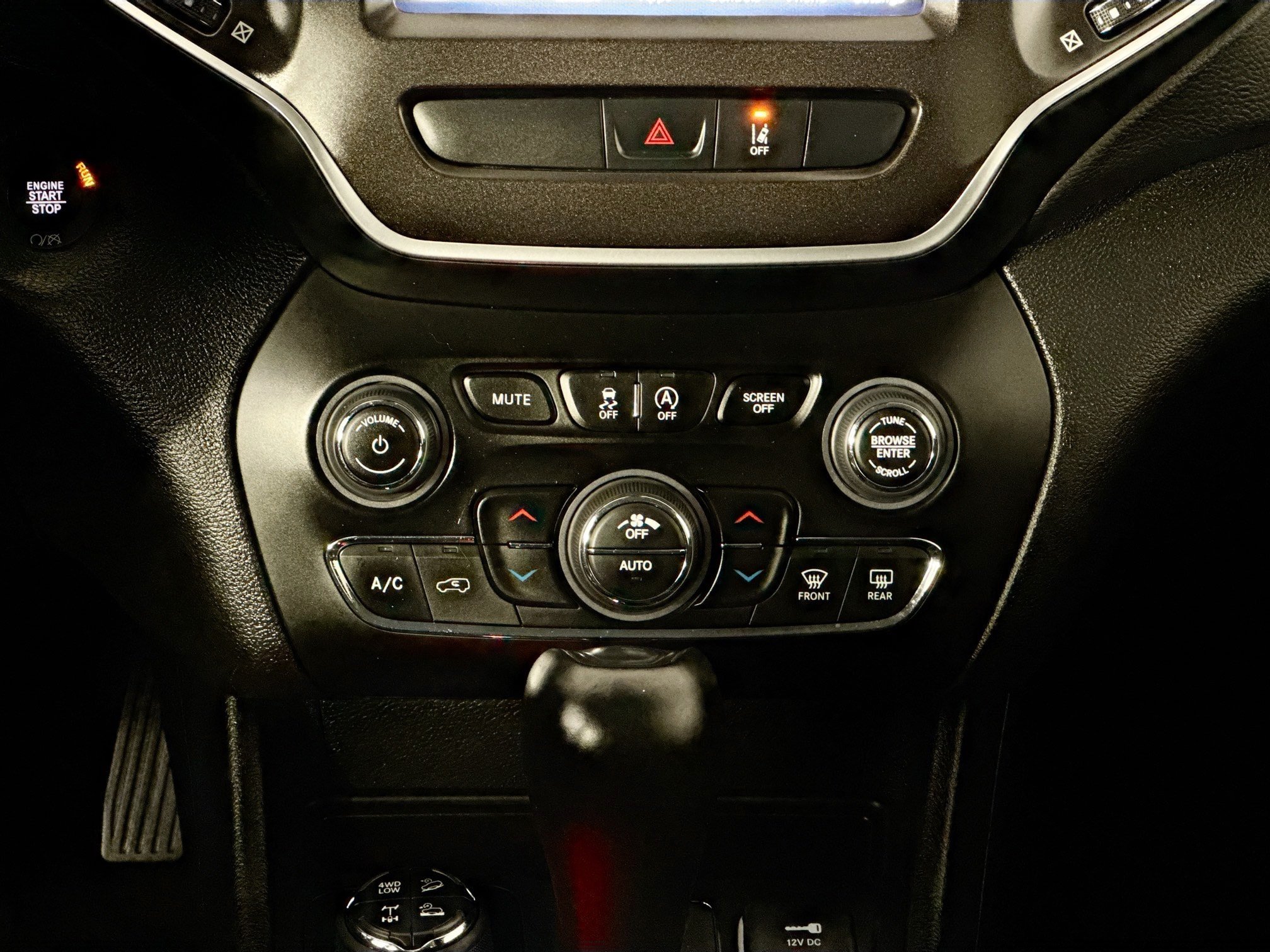 Used 2022 Jeep Cherokee Trailhawk AWD/4WD image 29