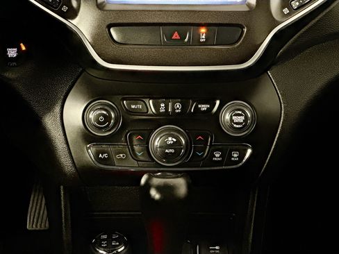 Used 2022 Jeep Cherokee Trailhawk AWD/4WD image 29