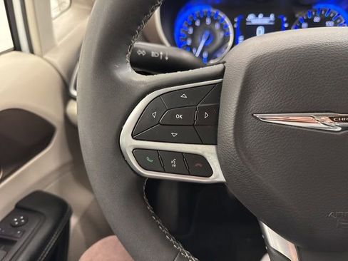 Used 2022 Chrysler Voyager LX FWD image 21