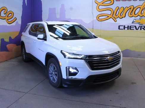Used 2022 Chevrolet Traverse LT image 2