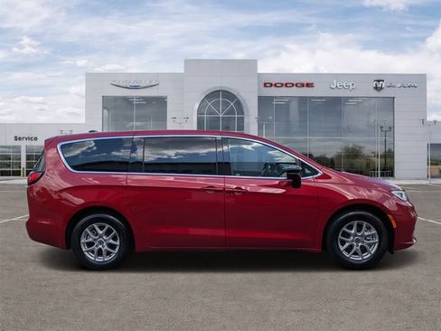 Certified 2025 Chrysler Pacifica Select FWD image 2