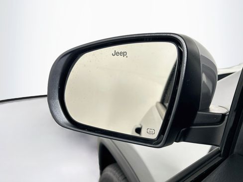 Used 2018 Jeep Compass Latitude FWD image 16