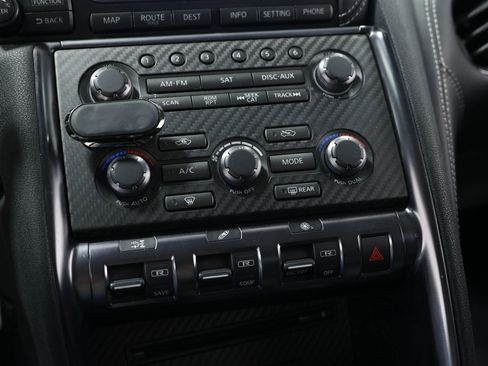 Used 2014 Nissan GT-R Premium image 32