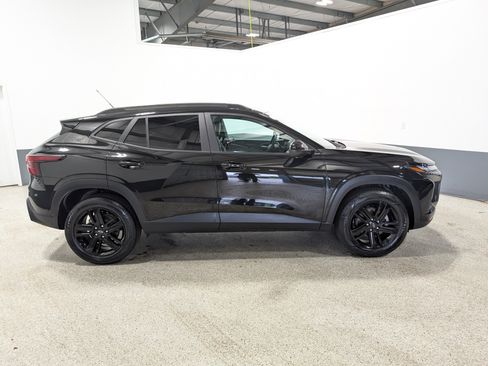 Used 2024 Chevrolet Trax ACTIV w/ Sunroof Package FWD image 2