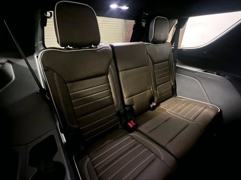 Used 2025 GMC Yukon Denali Ultimate AWD/4WD image 23