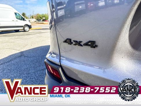 Used 2019 Jeep Cherokee Latitude Plus AWD/4WD image 9