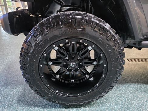Used 2019 Jeep Wrangler Unlimited Sahara w/ Uconnect 4C Nav & Sound Group AWD/4WD image 12