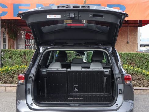 Used 2021 Toyota Highlander XLE image 8