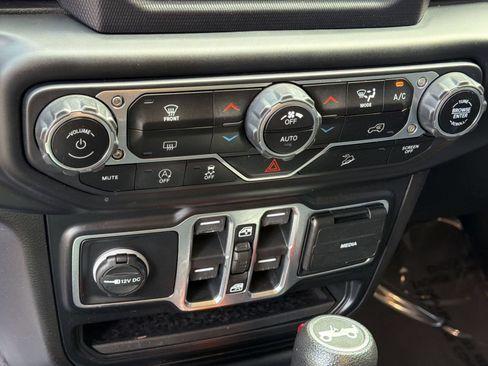 Used 2020 Jeep Wrangler Unlimited Sahara AWD/4WD image 17