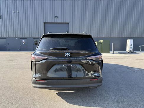 Used 2025 Toyota Sienna FWD image 4