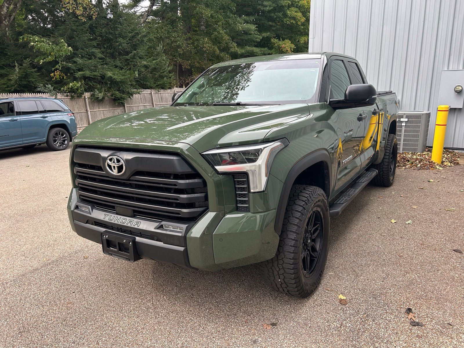 Used 2022 Toyota Tundra SR5 w/ SR5 Convenience Package AWD/4WD image 9