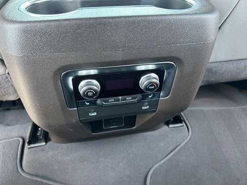 Used 2022 GMC Yukon SLT w/ SLT Luxury Package RWD image 42